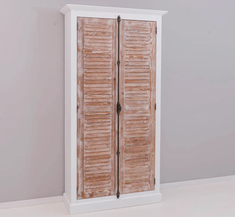 Kleiderschrank aus Massivholz mit Lamellentüren und externem Verschluss