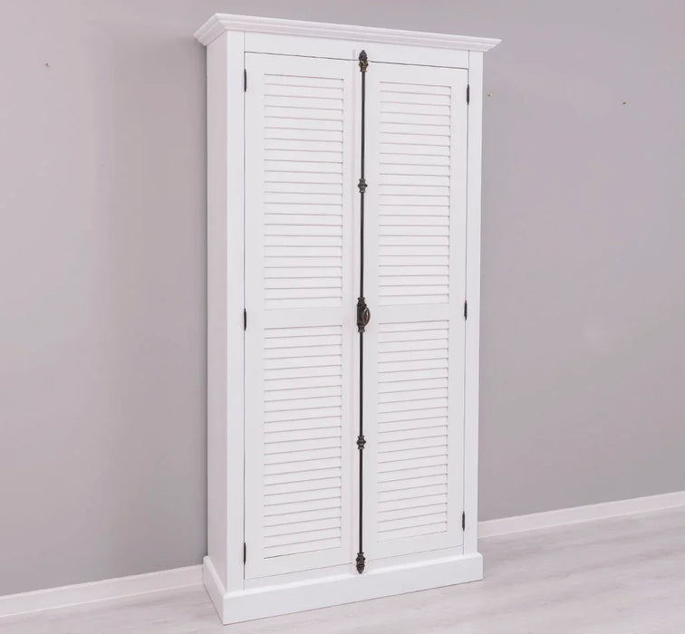Kleiderschrank aus Massivholz mit Lamellentüren und externem Verschluss