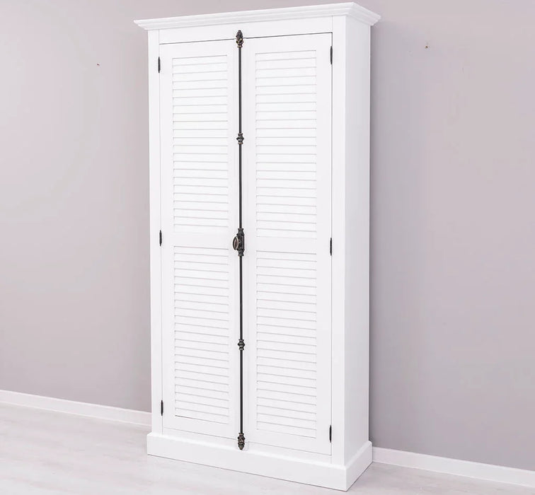 Kleiderschrank aus Massivholz mit Lamellentüren und externem Verschluss