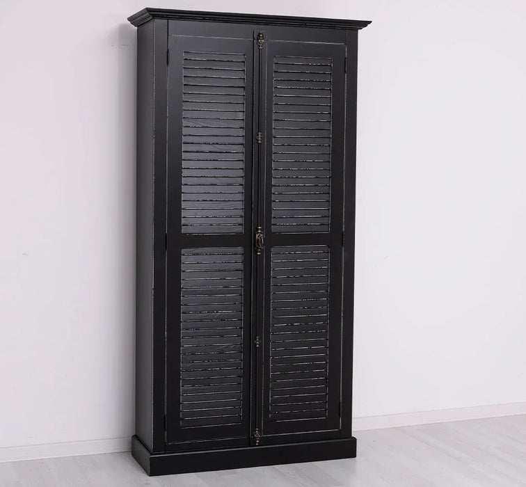 Kleiderschrank aus Massivholz mit Lamellentüren und externem Verschluss