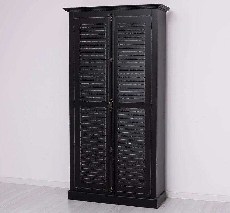 Kleiderschrank aus Massivholz mit Lamellentüren und externem Verschluss