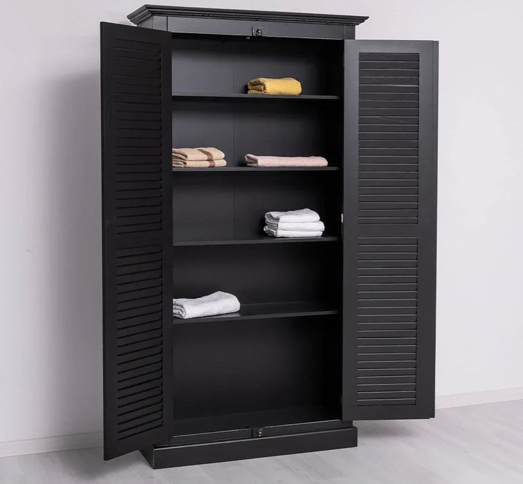 Kleiderschrank aus Massivholz mit Lamellentüren und externem Verschluss
