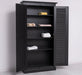 Kleiderschrank aus Massivholz mit Lamellentüren und externem Verschluss