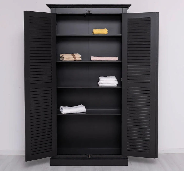 Kleiderschrank aus Massivholz mit Lamellentüren und externem Verschluss