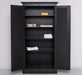 Kleiderschrank aus Massivholz mit Lamellentüren und externem Verschluss