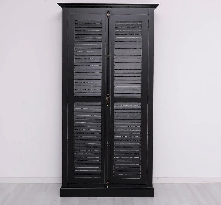 Kleiderschrank aus Massivholz mit Lamellentüren und externem Verschluss