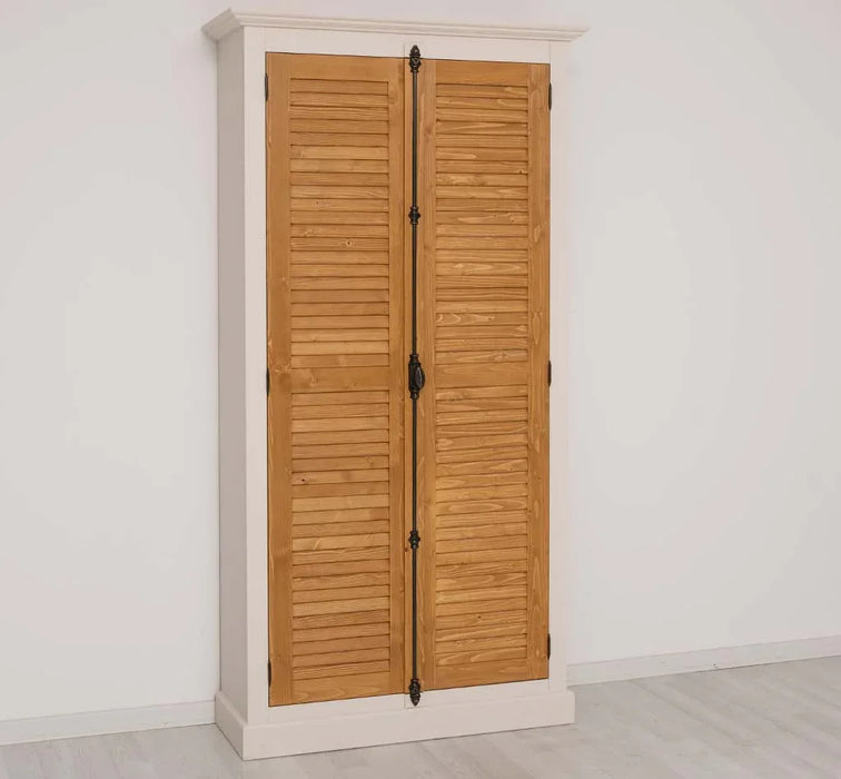 Kleiderschrank aus Massivholz mit Lamellentüren und externem Verschluss