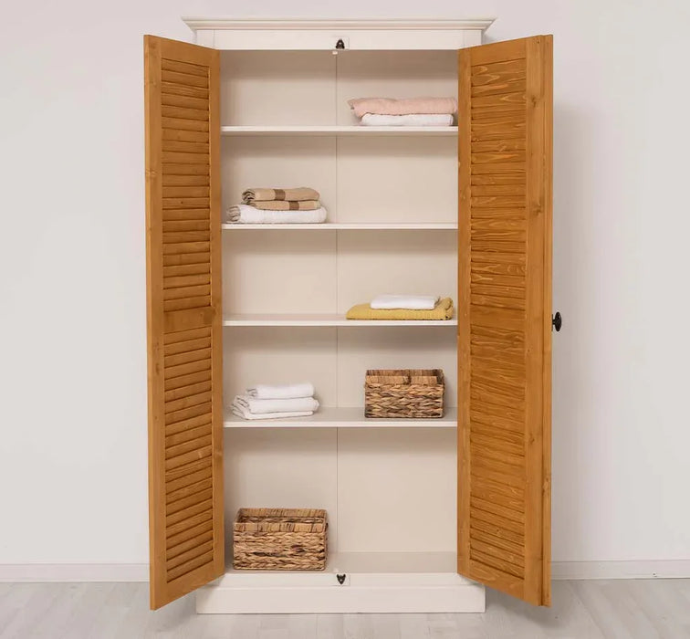 Kleiderschrank aus Massivholz mit Lamellentüren und externem Verschluss