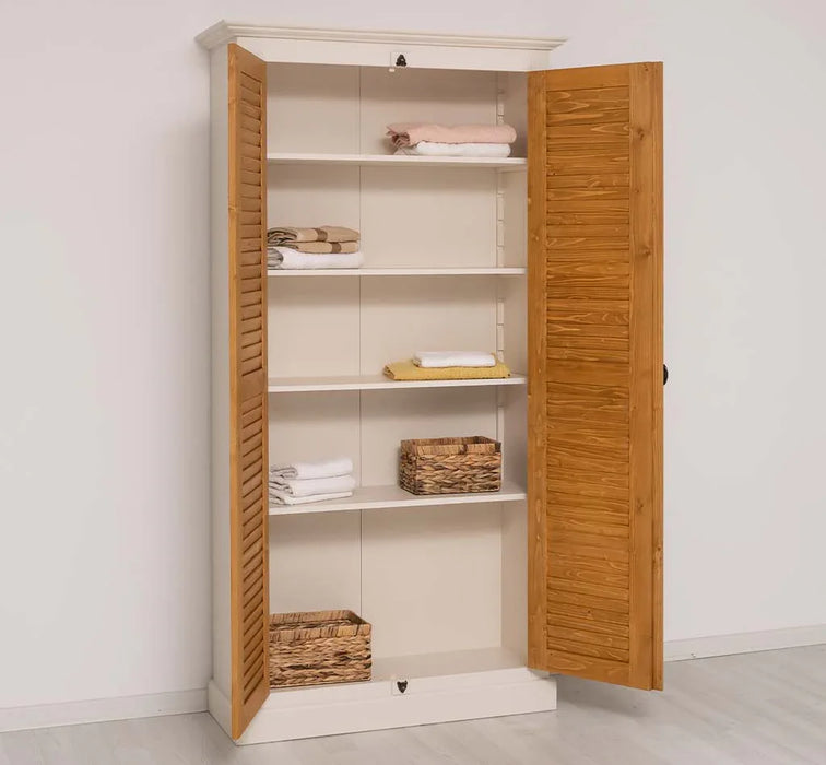 Kleiderschrank aus Massivholz mit Lamellentüren und externem Verschluss