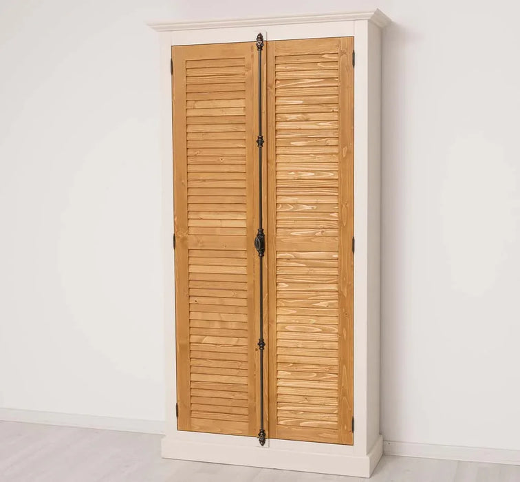 Kleiderschrank aus Massivholz mit Lamellentüren und externem Verschluss