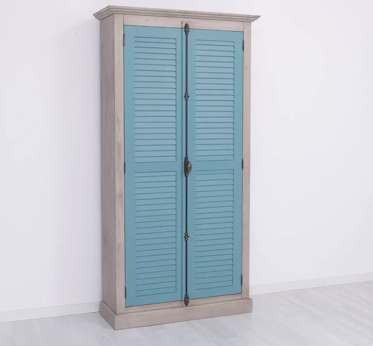 Kleiderschrank aus Massivholz mit Lamellentüren und externem Verschluss
