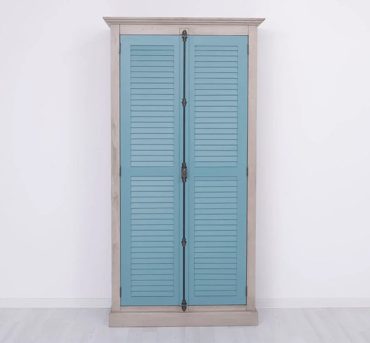 Kleiderschrank aus Massivholz mit Lamellentüren und externem Verschluss