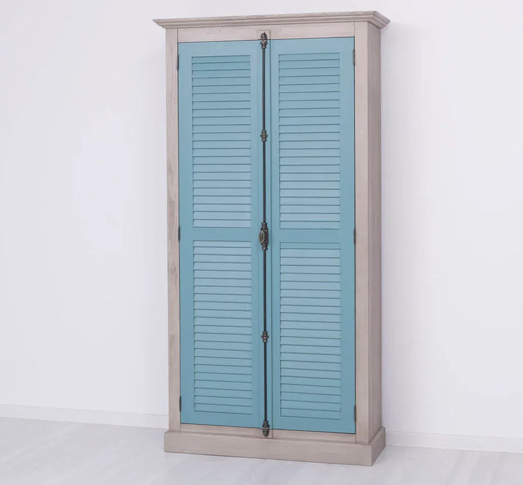 Kleiderschrank aus Massivholz mit Lamellentüren und externem Verschluss
