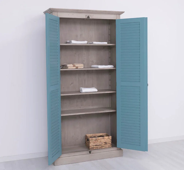 Kleiderschrank aus Massivholz mit Lamellentüren und externem Verschluss