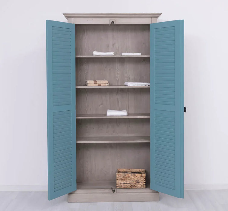 Kleiderschrank aus Massivholz mit Lamellentüren und externem Verschluss