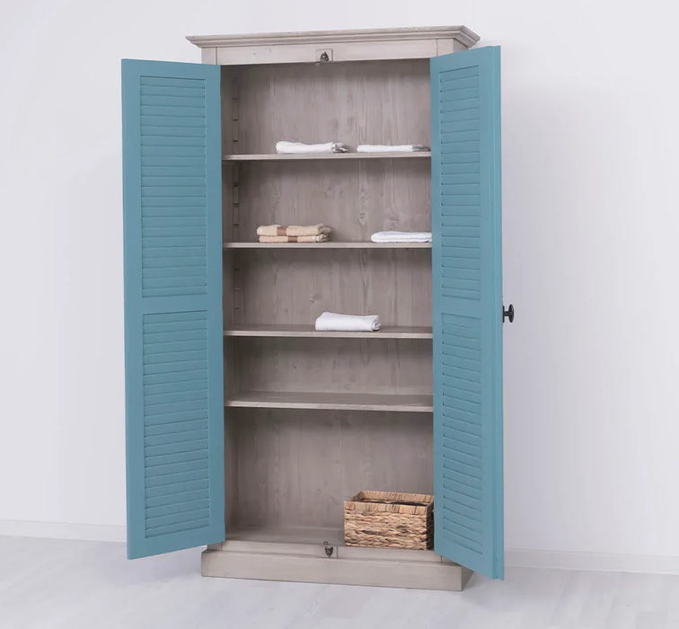 Kleiderschrank aus Massivholz mit Lamellentüren und externem Verschluss