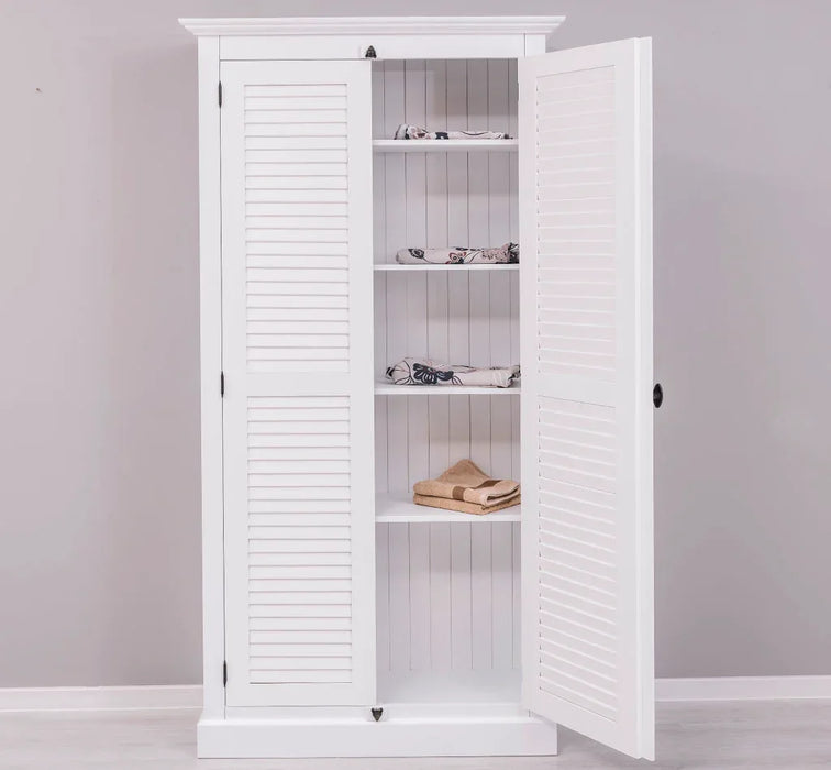 Kleiderschrank aus Massivholz mit Lamellentüren und externem Verschluss