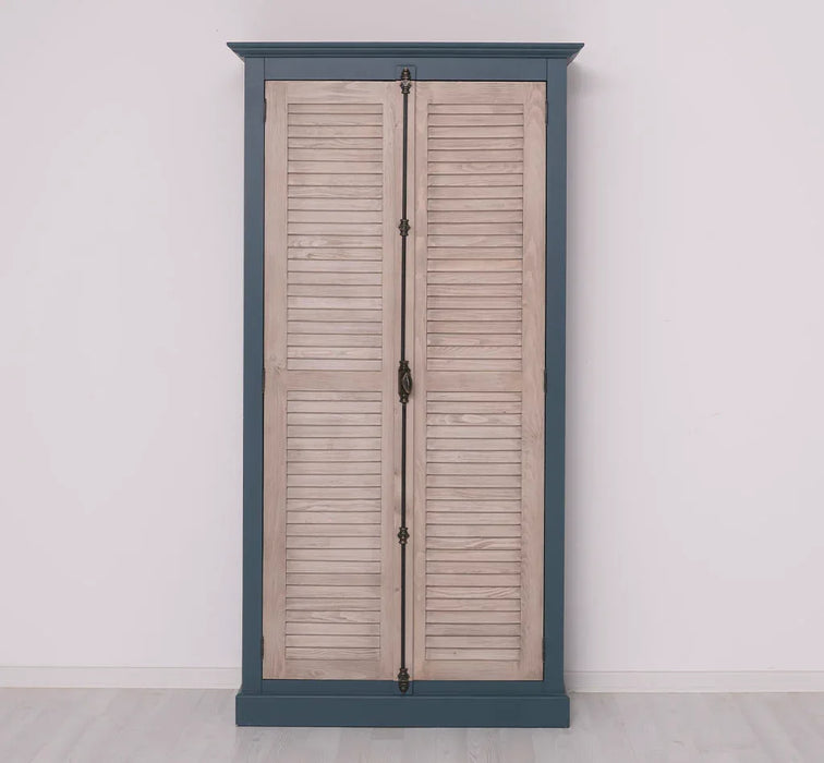 Kleiderschrank aus Massivholz mit Lamellentüren und externem Verschluss