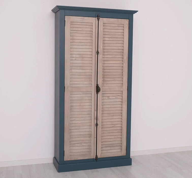 Kleiderschrank aus Massivholz mit Lamellentüren und externem Verschluss