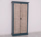 Kleiderschrank aus Massivholz mit Lamellentüren und externem Verschluss