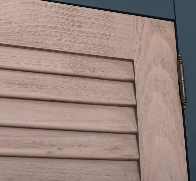 Kleiderschrank aus Massivholz mit Lamellentüren und externem Verschluss