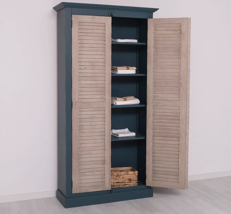 Kleiderschrank aus Massivholz mit Lamellentüren und externem Verschluss