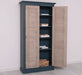 Kleiderschrank aus Massivholz mit Lamellentüren und externem Verschluss