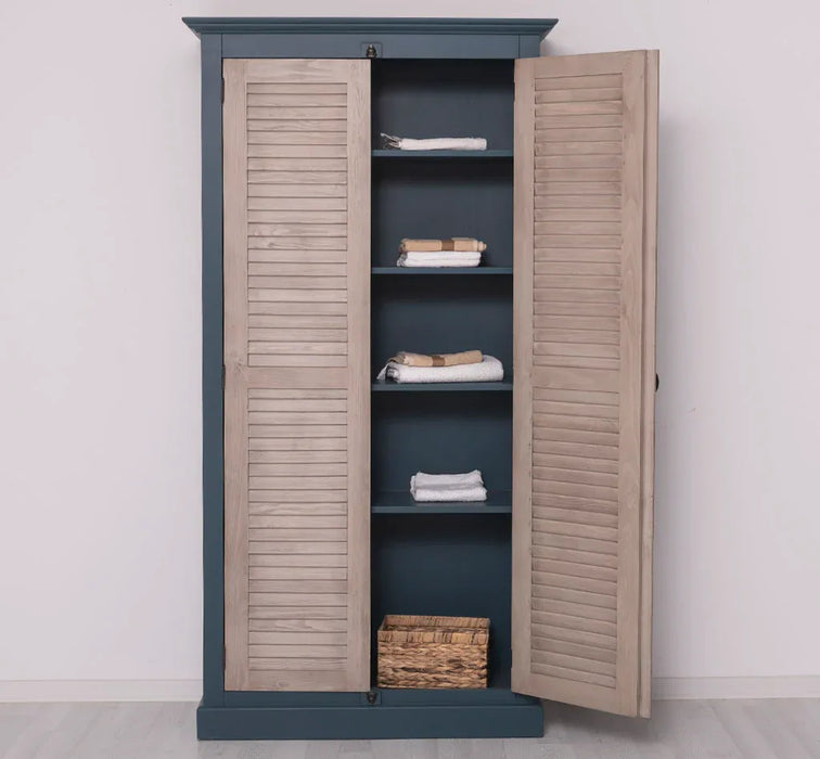 Kleiderschrank aus Massivholz mit Lamellentüren und externem Verschluss