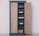 Kleiderschrank aus Massivholz mit Lamellentüren und externem Verschluss