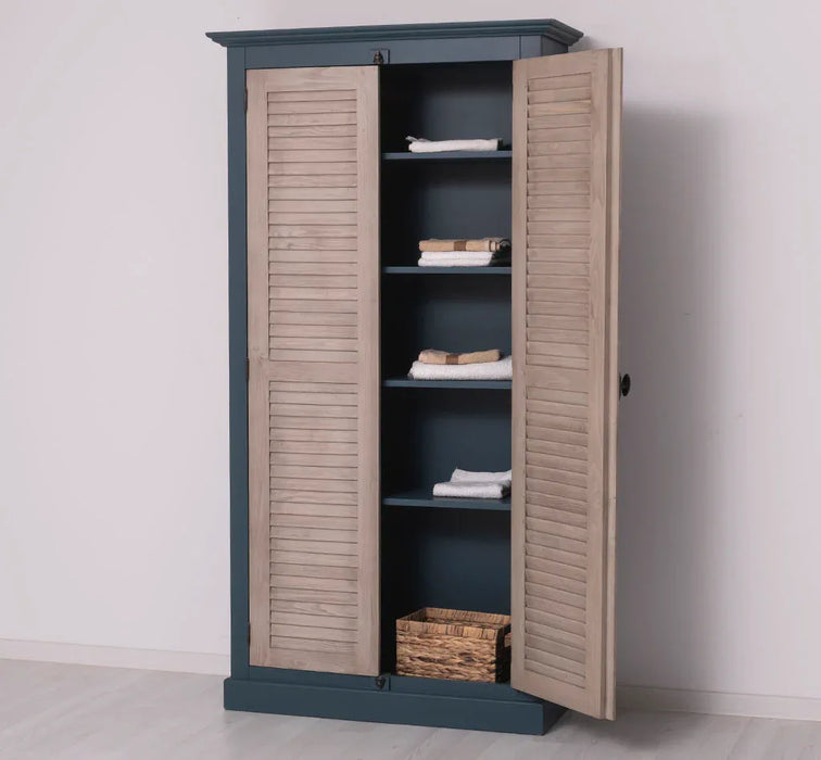 Kleiderschrank aus Massivholz mit Lamellentüren und externem Verschluss