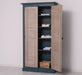 Kleiderschrank aus Massivholz mit Lamellentüren und externem Verschluss
