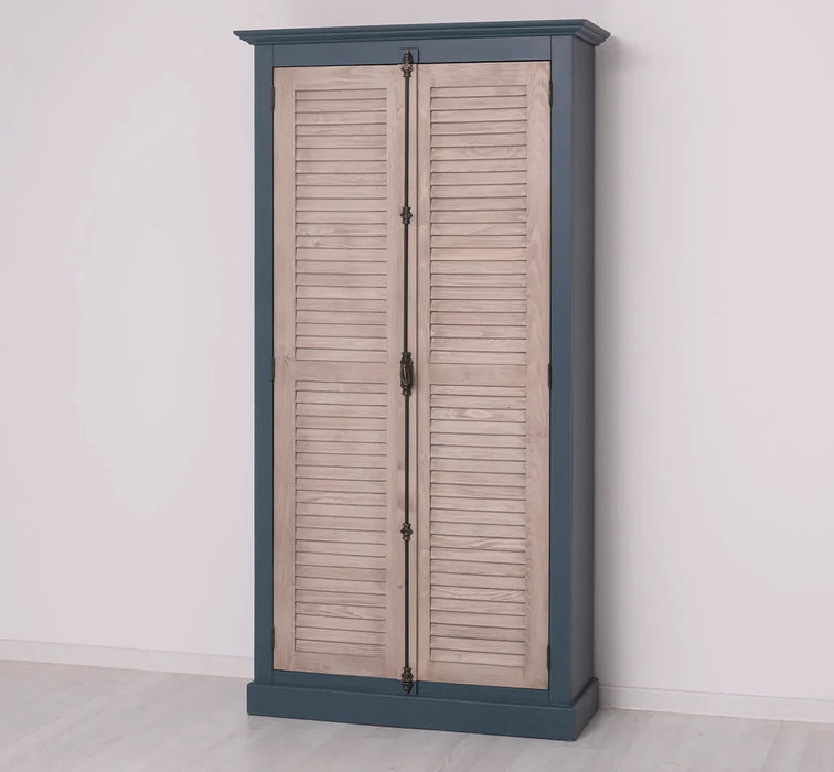 Kleiderschrank aus Massivholz mit Lamellentüren und externem Verschluss