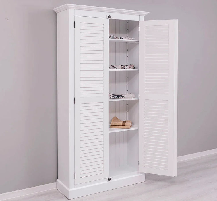 Kleiderschrank aus Massivholz mit Lamellentüren und externem Verschluss