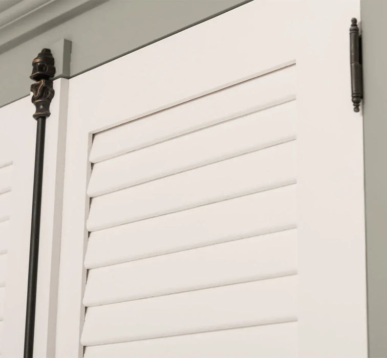 Kleiderschrank aus Massivholz mit Lamellentüren und externem Verschluss