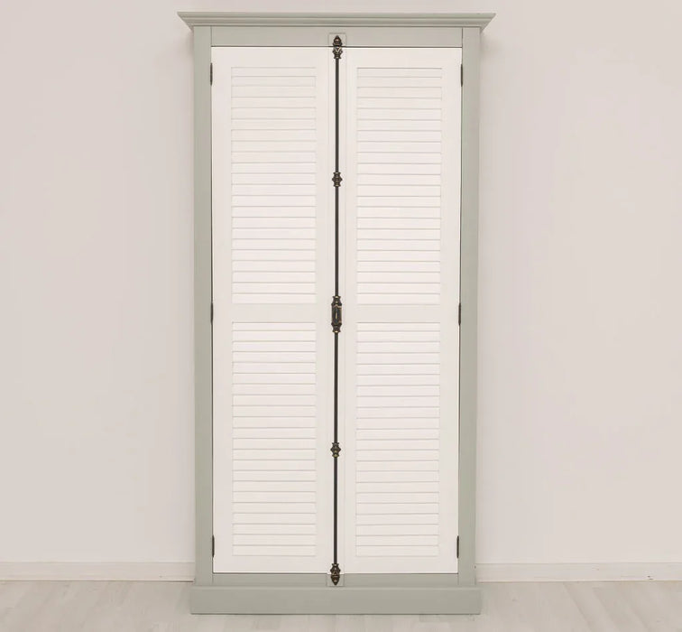 Kleiderschrank aus Massivholz mit Lamellentüren und externem Verschluss