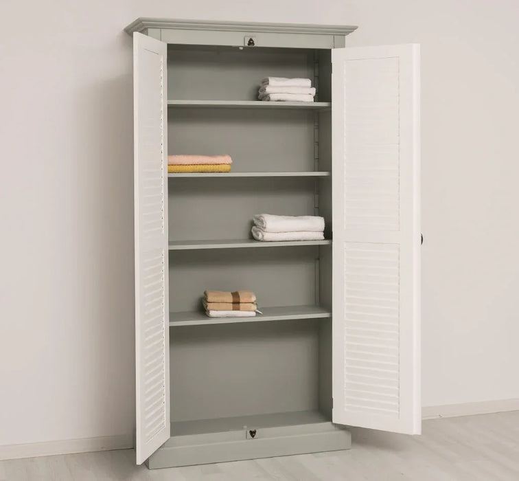 Kleiderschrank aus Massivholz mit Lamellentüren und externem Verschluss