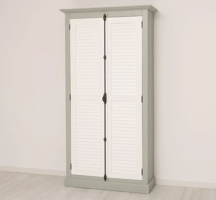 Kleiderschrank aus Massivholz mit Lamellentüren und externem Verschluss