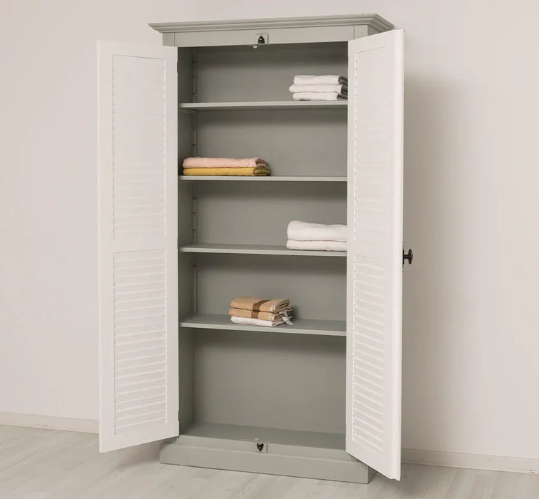 Kleiderschrank aus Massivholz mit Lamellentüren und externem Verschluss