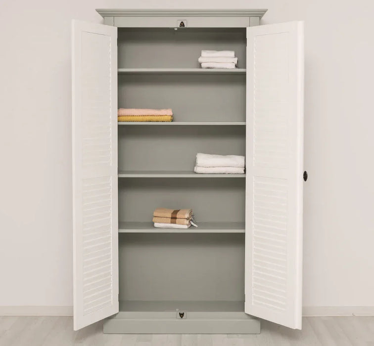 Kleiderschrank aus Massivholz mit Lamellentüren und externem Verschluss