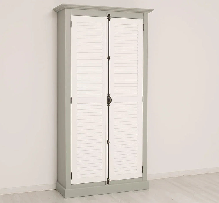 Kleiderschrank aus Massivholz mit Lamellentüren und externem Verschluss