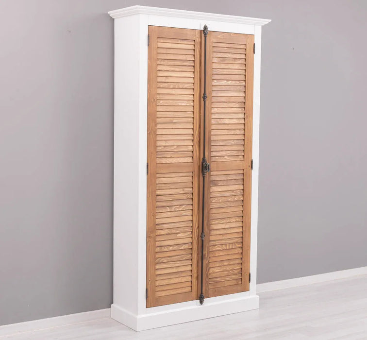 Kleiderschrank aus Massivholz mit Lamellentüren und externem Verschluss