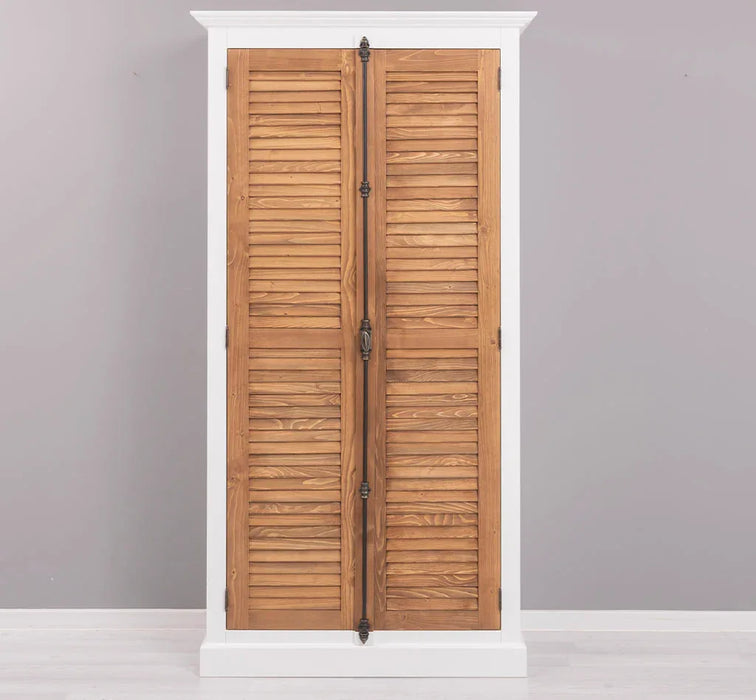 Kleiderschrank aus Massivholz mit Lamellentüren und externem Verschluss