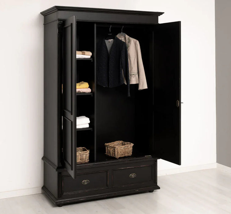 Kleiderschrank aus Massivholz mit zwei Schubladen — Massivholzmöbel-Becker