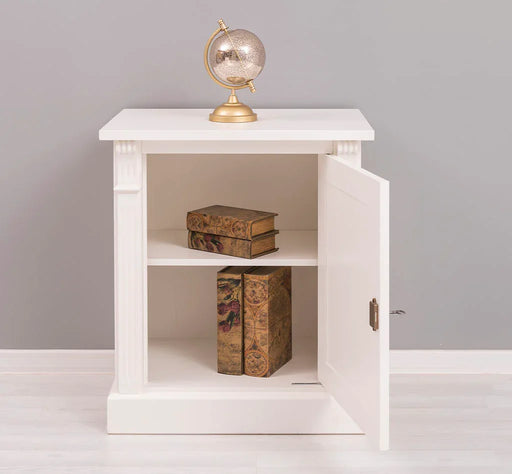 Kleine Kommode im Landhausstil mit Ornamenten