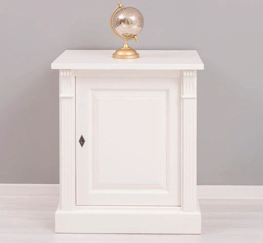 Kleine Kommode im Landhausstil mit Ornamenten