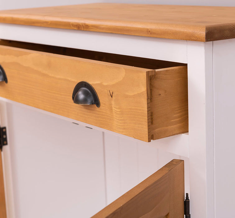 Kleine Vintage Kommode aus Massivholz mit Lamellentüren