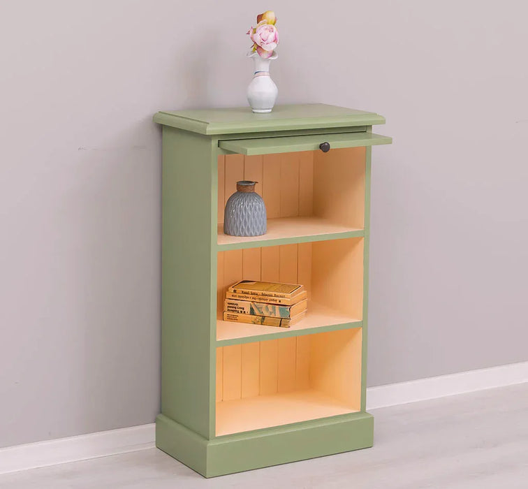 Kleines Bücherregal mit ausziehbarer Ablage