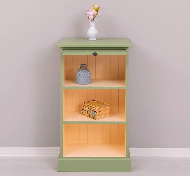 Kleines Bücherregal mit ausziehbarer Ablage