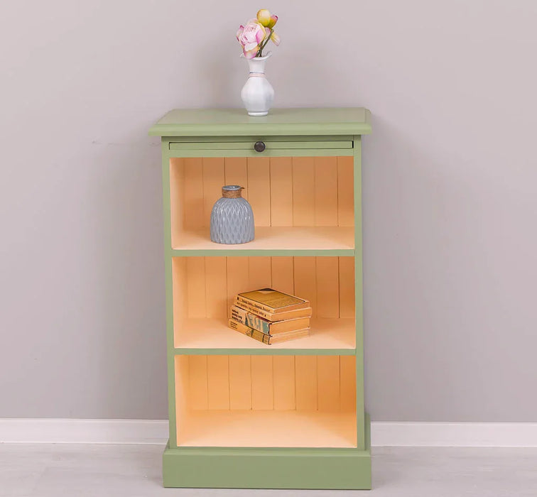 Kleines Bücherregal mit ausziehbarer Ablage