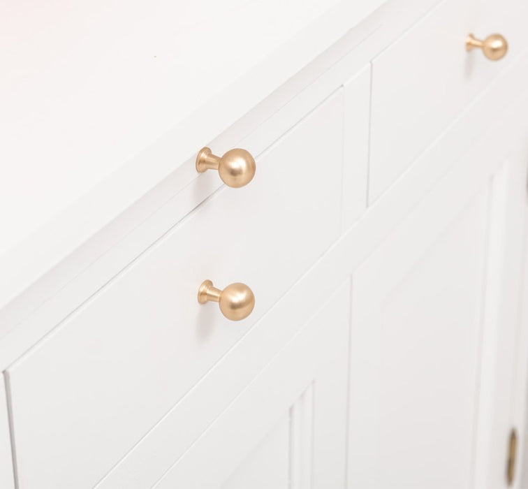 Küchen- und Buffetschrank aus massiver Eiche im Landhausstil in vielen Farben